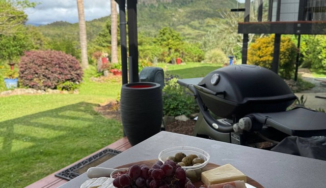 Taratara Retreat: Soak in the Spa & Play Pool Table Amid Majestic Mountain Views