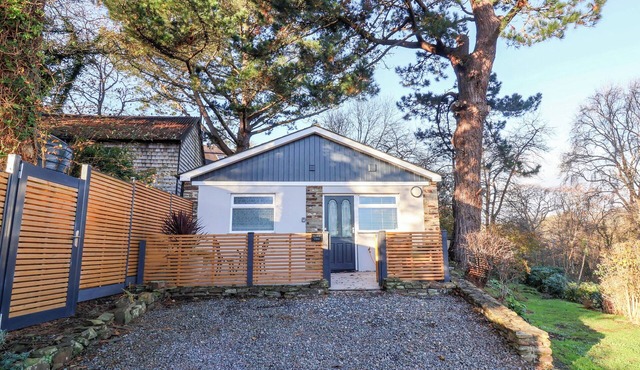 TARKA VIEW, pet friendly, with hot tub in Bideford