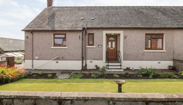 TARNACRYE, family friendly, character holiday cottage in Annan