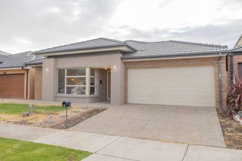 Tarneit Delight - Familial 4 bedrooms Home
