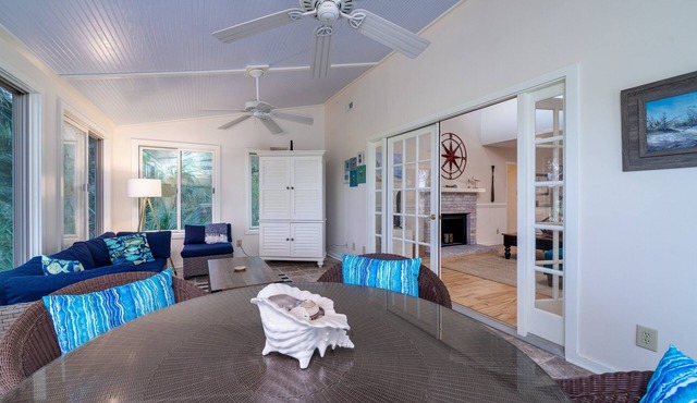 Tarpon Pond Cottage! Sunroom! Fairway Views! Amenity access included! NO pets