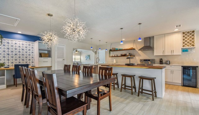 Tarpon Springs 4BR Pool Home Near Sunset Beach Sleeps 10
