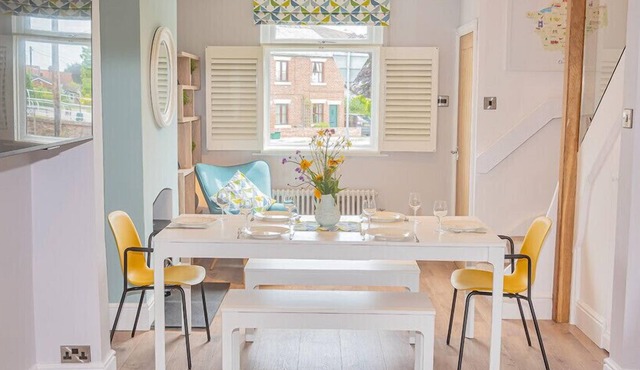 Tarporley High Street - Modern 3 Bed Terrace Open plan layout. Central Location