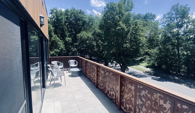 Tarra #2, modern 2-bedroom apartment, walk to Four Pillars & Main Street shops.