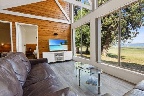 Tarra - Waterfront Retreat