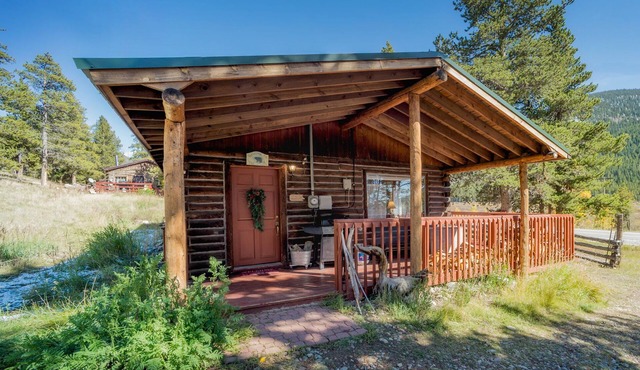 Tashi's cozy, romantic cabin in Leadville Colorado