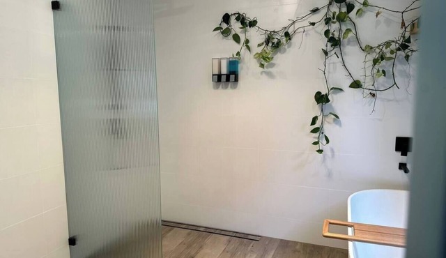 Tasmans Hideaway - Stunning villa close to Caves B