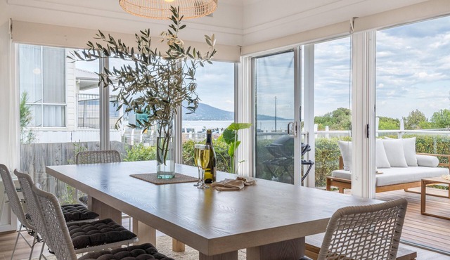 Tassells Beach House - Hop, skip & a dog walk to the beach