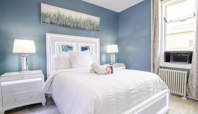 Taste of Honey - 10 Mins To NYC - Brand New