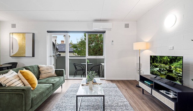 Tasteful 1-Bed Apartment with Balcony Seating