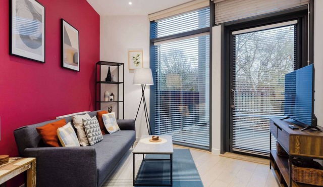 Tasteful 2BDR Canalside Hideaway in Hackney