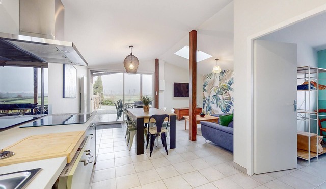 Tasteful and cozy cottage with shared pool near Verruyes.