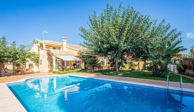 Tasteful and spacious villa with swimming pool in Playa Corinto.