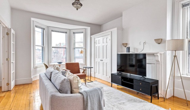 Tasteful Back Bay 1BR, steps from Newbury & T, by Blueground