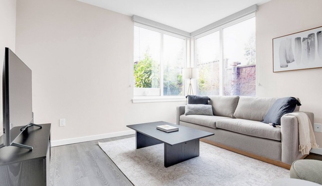 Tasteful Bellevue 2BR w/Indoor Pool & Gym, easy commute, by Blueground