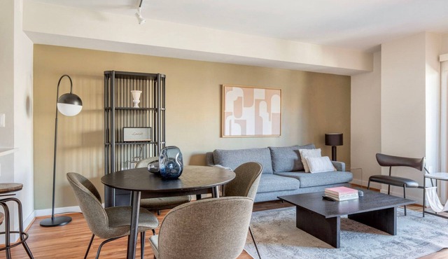 Tasteful Clarendon 2BR w/Gym, nr Metro, Bars & Groceries, by Blueground