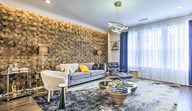 Tasteful Durham Townhome - 6 Mi to Downtown!