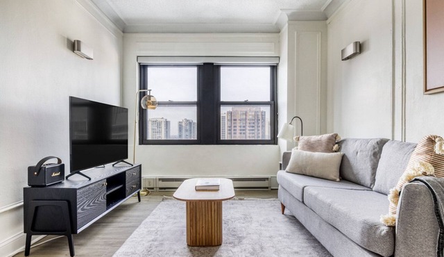 Tasteful Gold Coast 1BR w/Doorman & Gym, 2 blocks to L, by Blueground