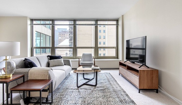 Tasteful Lakeview 1BR w/ Rooftop Pool, near Wrigley Field, by Blueground