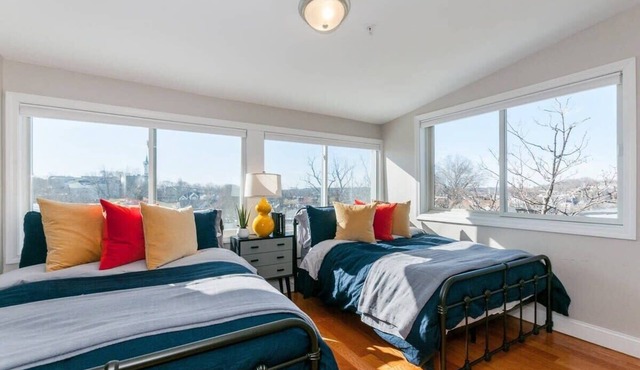Tasteful & Luminous Refuge | Near T