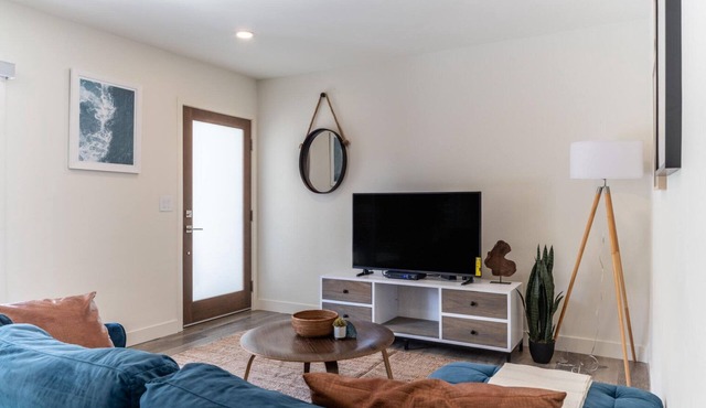 Tasteful Redondo Beach 2BR, walk to Shops & Restaurants, by Bluueground