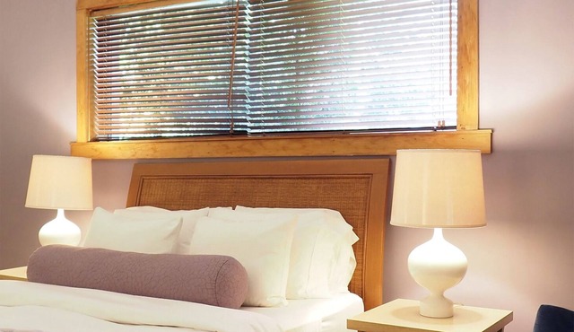 Tasteful Riverfront Mid-Century Modern Bungalow — 4 season rental