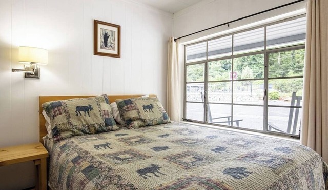Tasteful Room w/River Access, Picnic Area & Peaceful Smoky Mountain Setting