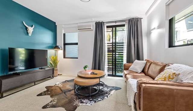 Tasteful Teneriffe! ~ 1Bed, 1Bath, Balconies