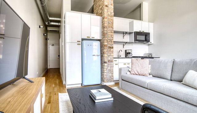 Tasteful Wicker Park 1BR w/ W/D, 1 block to L, Six Corners, by Blueground