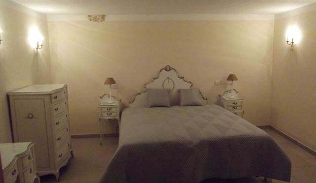 Tastefully renovated, beautiful views, close to many sights and amenities.