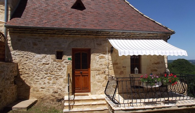 Tastefully renovated, beautiful views, close to many sights and amenities.