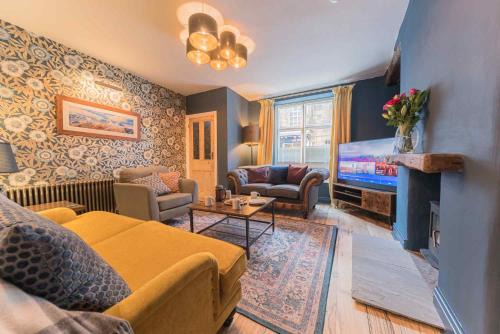 Tastefully decorated, family friendly property, central Kirkby Lonsdale, parking and EV charger