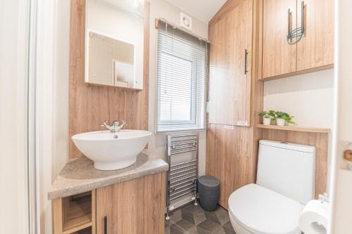 Tastefully decorated lodge on popular holiday park, easy access to Lakes and Dales and free parking