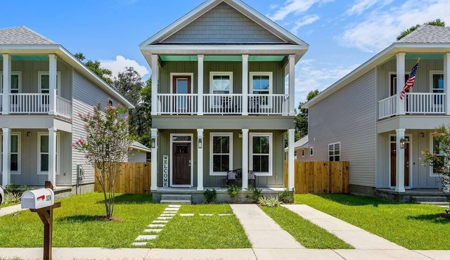 Tastefully Decorated |Fenced Yard |Fire Pit |Parking |Edge of Downtown Pensacola|10 Min to N.A.S.
