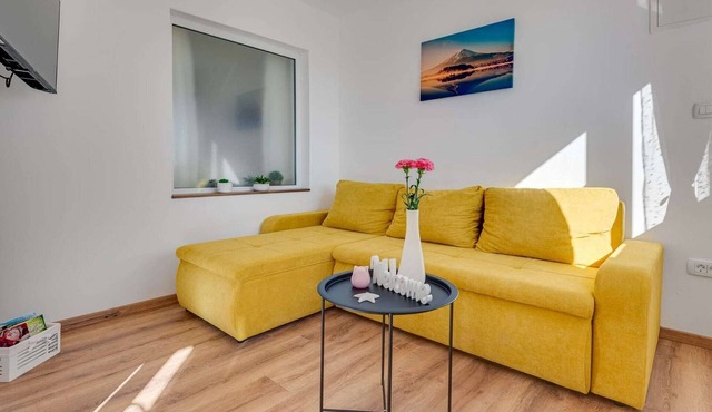 Tastefully designed apartment in Karlobag