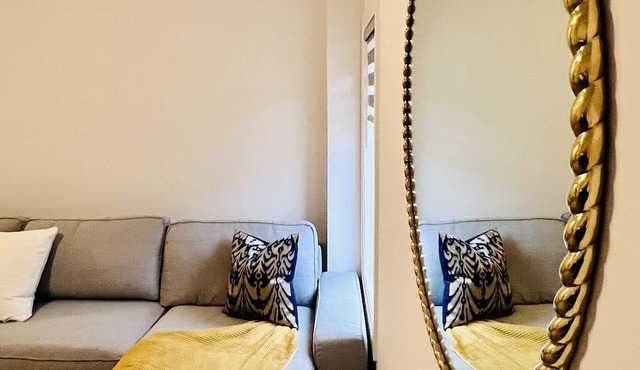 Tastefully furnished brand new 4bedrooms, 3.5 baths guesthouse (Fresh & Clean)