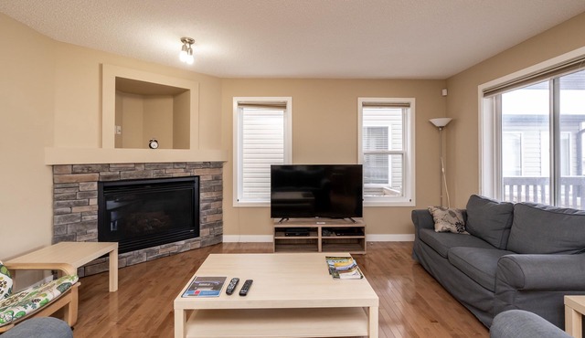 Tastefully Furnished Comfortable and Quiet 3 bed, 2.5 bath in nice neighborhood