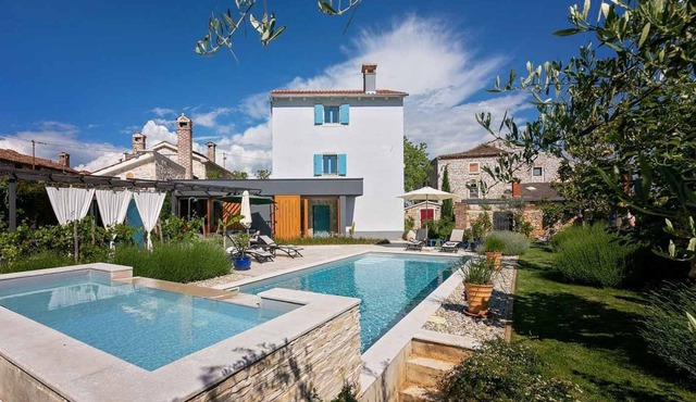 Tastefully furnished villa with pool and children's pool