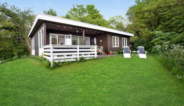 Tastefully furnished vacation home on a natural plot above the idyllic village of Vang, with impress