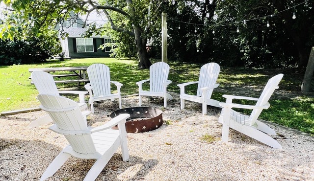 Tastefully Renovated Cottage 2.5 Blocks to the Beach