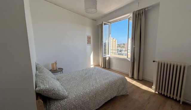 Tastefully renovated apartment close to sea, town and amenities!