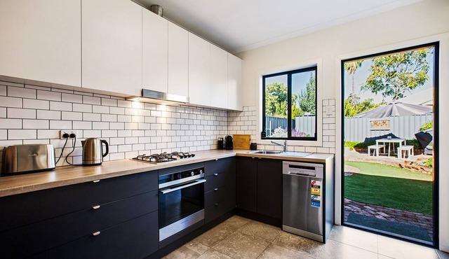 Tastefully renovated, pet friendly, city fringe GEM!