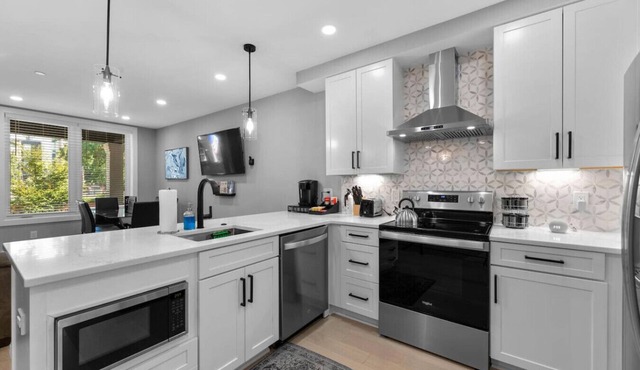 Tastefully Renovated+Well located+FreeParking+H St