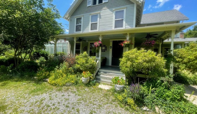 Tastefully Restored Berkshire Farmhouse Available October 15th - 31st 2024