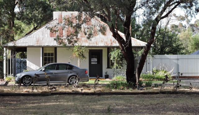 Tastefully restored 1923 mudbrick cottage located Horsham (Haven)