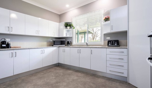 Tatbern Park Cottage Wallalong next to Wallalong House wedding venue - suits up to 10 guests