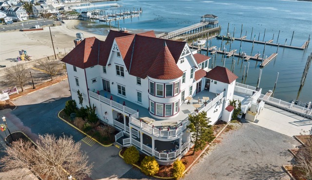 TAVERN ON THE BAY HOTEL - Bugsy Siegel Suite