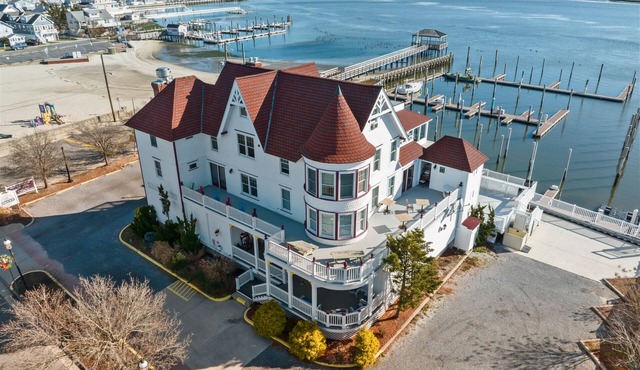 TAVERN ON THE BAY HOTEL-Frank Sinatra Suite