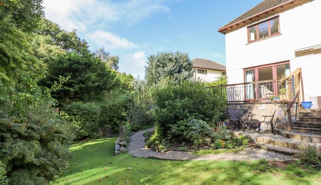 TAW RIVER VIEW, pet friendly, with open fire in Sticklepath