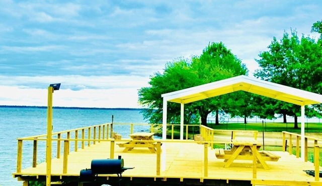 TAWAKONI WATERFRONT LAKE HOUSE WITH DOCK - 4 BDR, 4 BA - WILLS POINT.